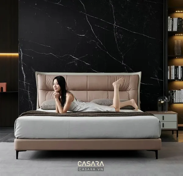 Phòng ngủ hiện đại, sang trọng với giường lớn và người phụ nữ thư giãn.