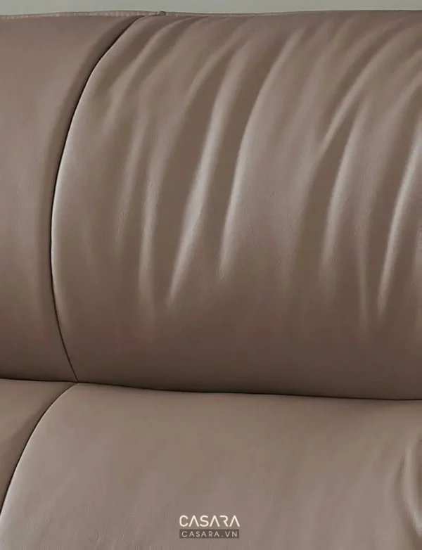 Ghế sofa da màu be với thiết kế hiện đại, sang trọng.
