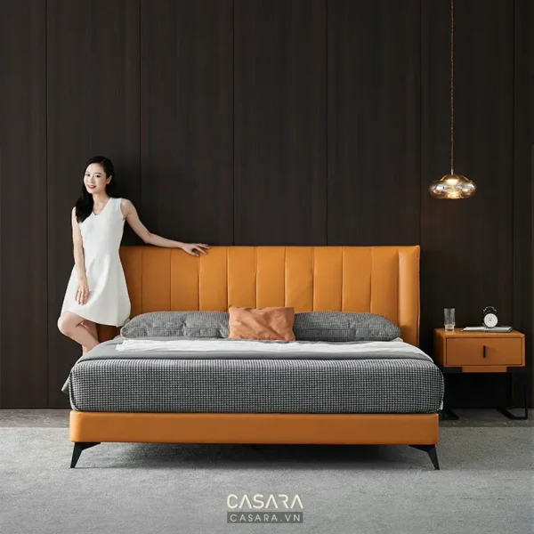 Gương mặt tươi tắn bên chiếc giường màu cam ấm cúng, hiện đại.