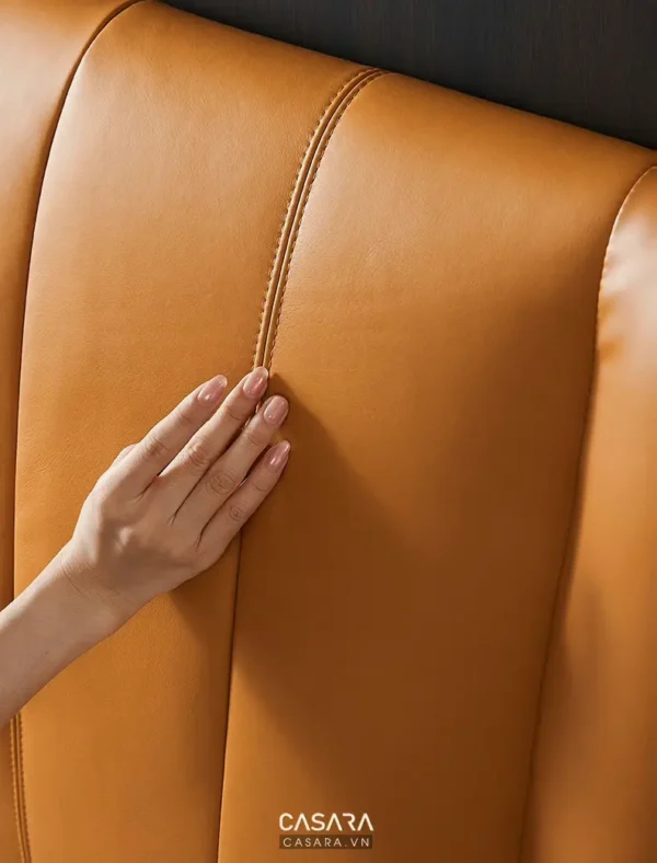 Ghế sofa da màu vàng nâu ấm cúng, sang trọng và tinh tế.