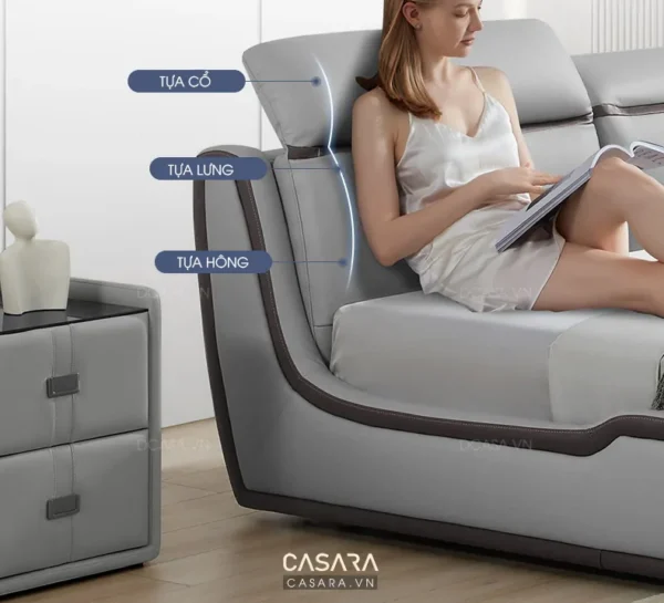 Phụ nữ thư giãn trên ghế sofa da cao cấp, tận hưởng sự thoải mái.