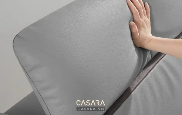 Gối tựa lưng sofa nỉ xám, chất liệu mềm mại, thoải mái.