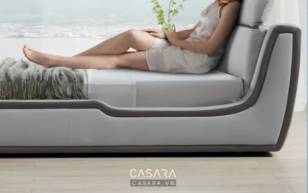 Người phụ nữ thư giãn trên chiếc ghế sofa màu xám hiện đại.