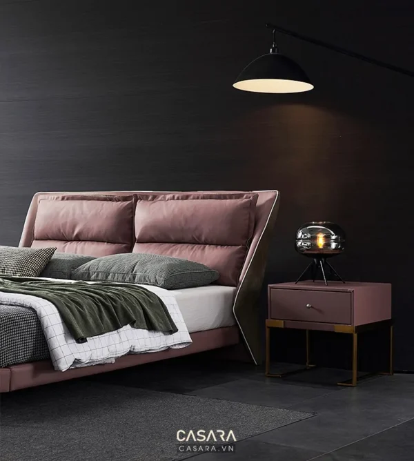 Phòng ngủ hiện đại với giường màu hồng phấn và đèn bàn trang trí.