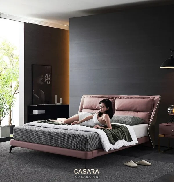 Phòng ngủ hiện đại, sang trọng với giường màu hồng pastel ấm áp.