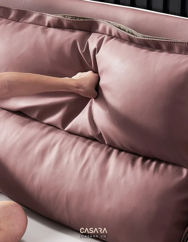 Ghế sofa màu hồng phấn mềm mại, êm ái, mang đến sự thư giãn.