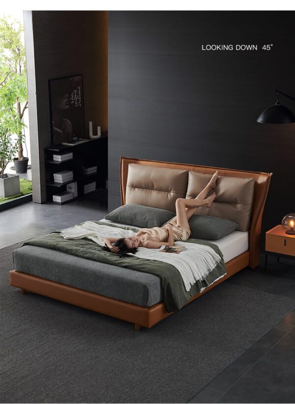 Phòng ngủ hiện đại với giường lớn và người phụ nữ thư giãn.