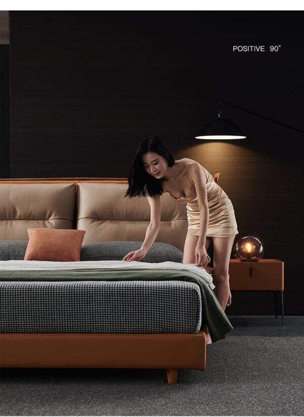 Người phụ nữ duyên dáng thức dậy trên chiếc giường thoải mái.