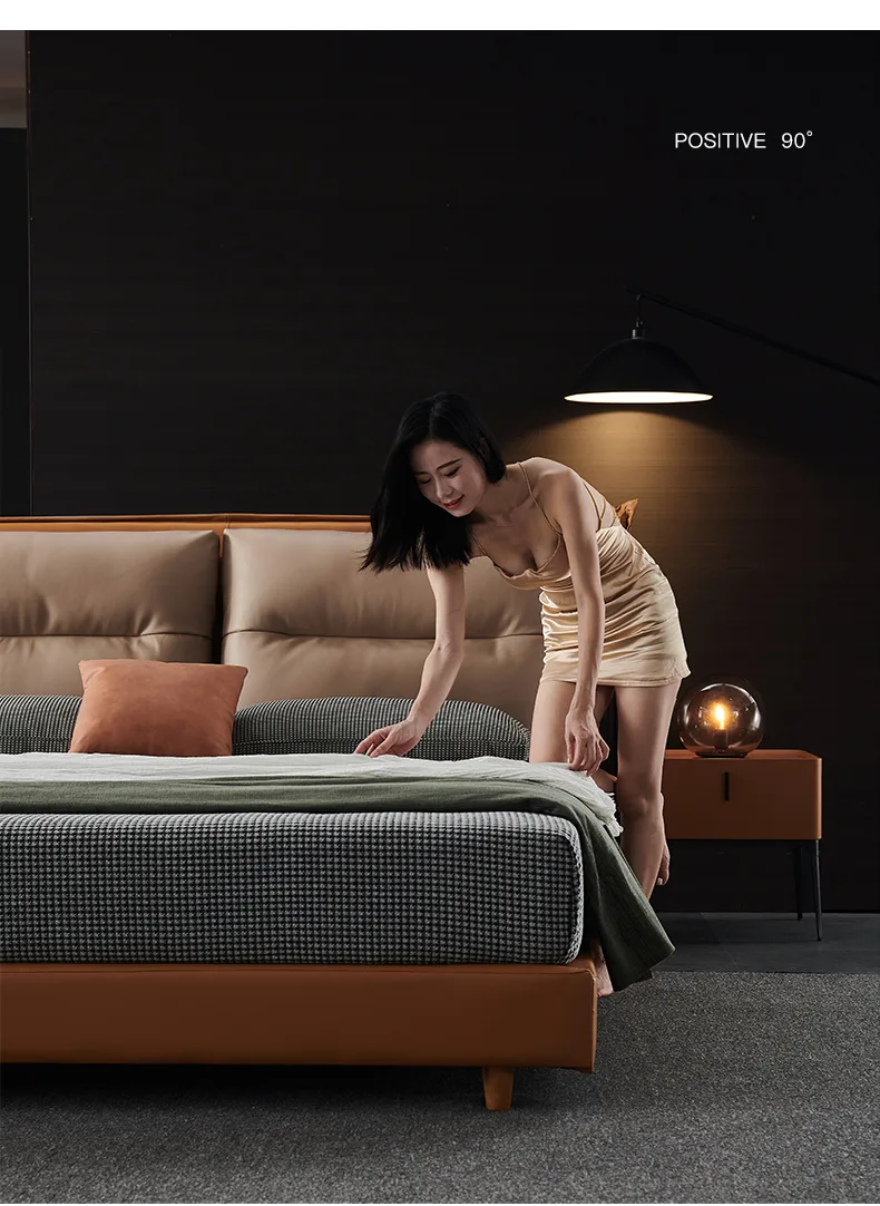 Người phụ nữ duyên dáng thức dậy trên chiếc giường thoải mái.