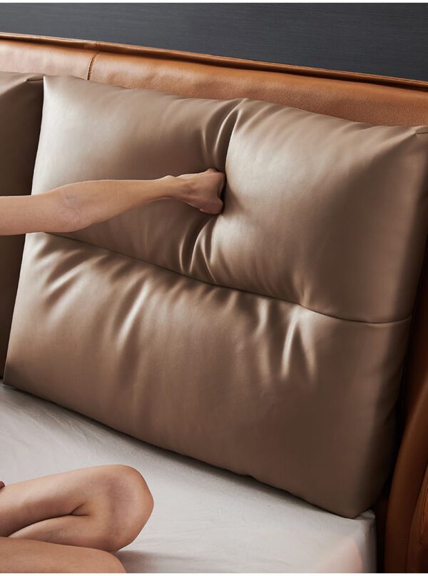 Gối tựa lưng sofa da màu nâu nhạt mềm mại, êm ái.