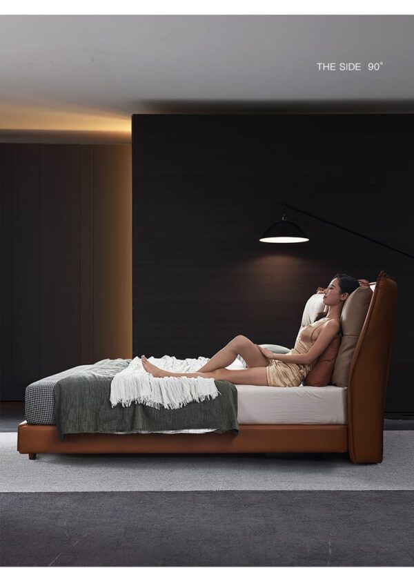 Người phụ nữ thư giãn trên giường trong phòng ngủ tối giản.