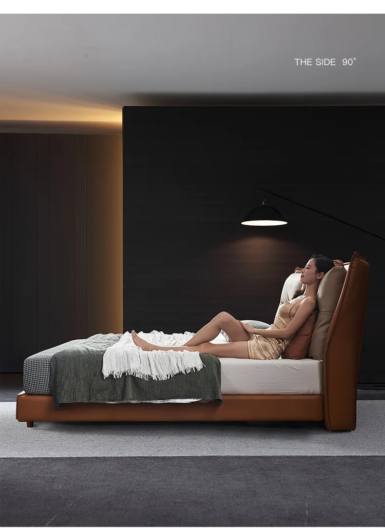 Người phụ nữ thư giãn trên giường trong phòng ngủ tối giản.