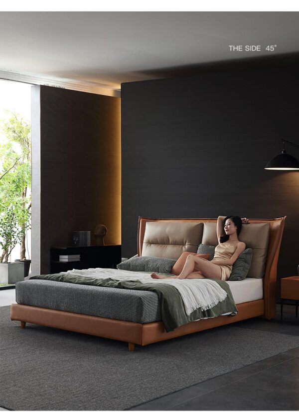 Phòng ngủ hiện đại, sang trọng với giường da màu nâu ấm cúng.