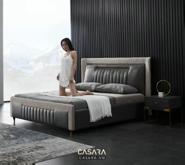 Cô gái trẻ quyến rũ bên chiếc giường ngủ hiện đại, sang trọng.