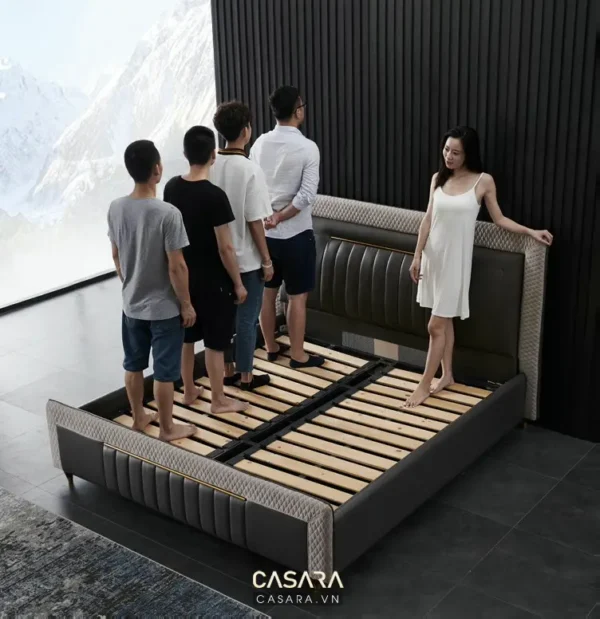 Bốn người đứng xung quanh giường đang lắp ráp, tạo không khí ấm áp.