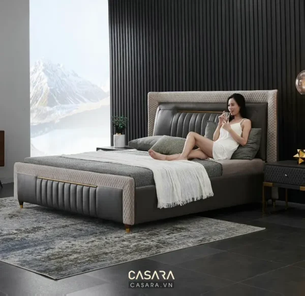 Phòng ngủ sang trọng với giường lớn, người phụ nữ thư giãn đọc sách.