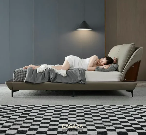 Phòng ngủ hiện đại, sang trọng với giường và thảm đen trắng.