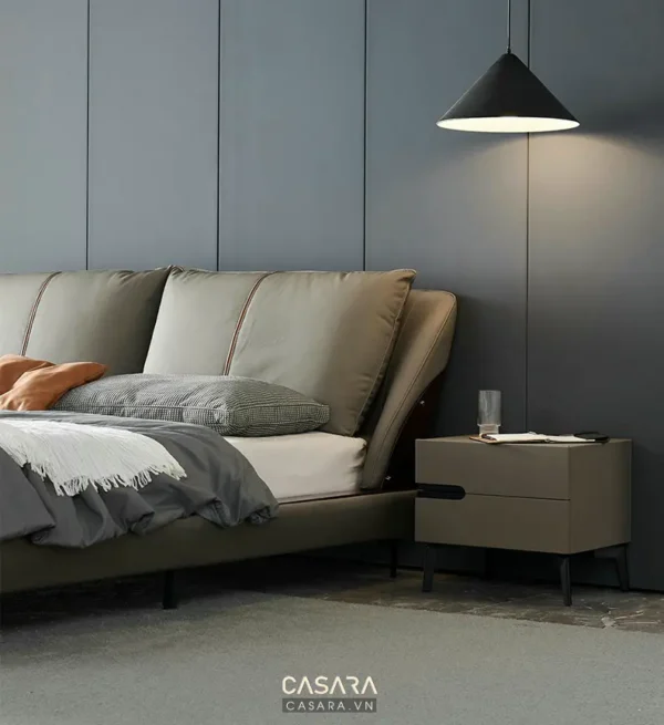 Phòng ngủ hiện đại tối giản với giường màu xám và đèn thả trần.