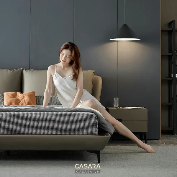 Phòng ngủ hiện đại, sang trọng với cô gái trẻ thư giãn trên giường.