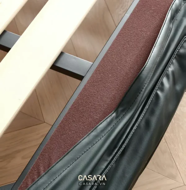 Ghế sofa da đen hiện đại với thiết kế tinh tế, góc chụp cận cảnh.