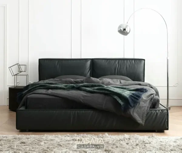 Phòng ngủ tối giản, sang trọng với giường da đen làm điểm nhấn.