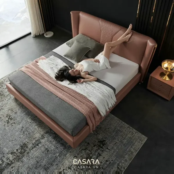 Người phụ nữ thư giãn trên giường ngủ sang trọng, hiện đại.