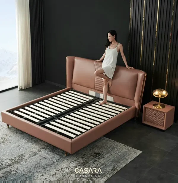 Nữ hoàng thanh lịch tựa giường da màu hồng, phòng ngủ sang trọng.