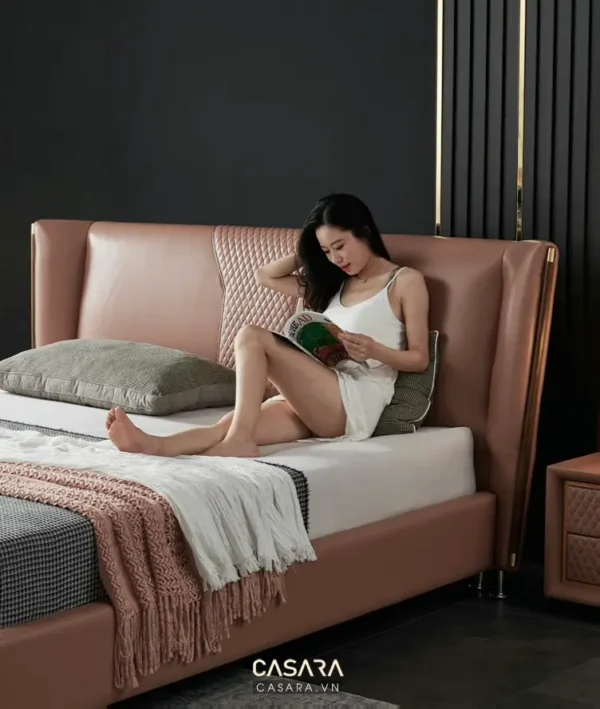 Người phụ nữ thư giãn trên giường ngủ sang trọng, hiện đại.