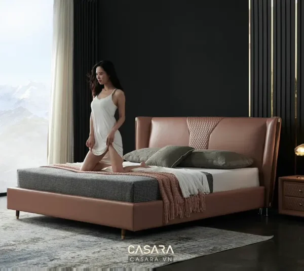 Phòng ngủ sang trọng với giường màu hồng đào và người mẫu thanh lịch.