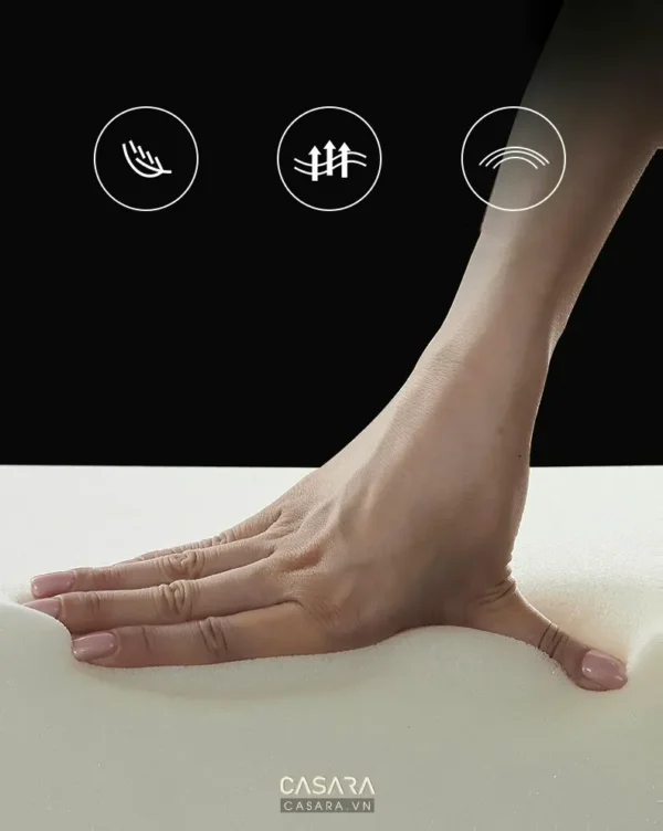 Bàn tay ấn xuống đệm Casara, quảng cáo chất lượng êm ái.