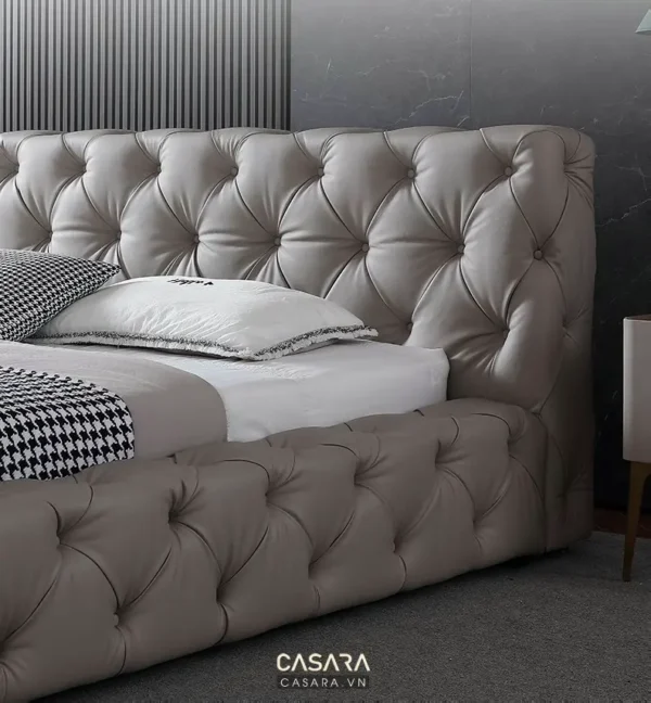 Giường ngủ bọc da sang trọng với thiết kế đầu giường đính khuy tỉ mỉ.