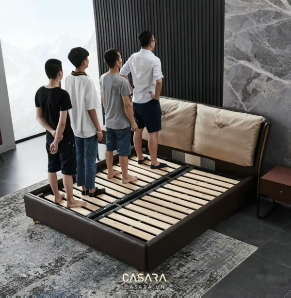 Bốn người đàn ông xem xét giường có cơ chế nâng hạ hiện đại.