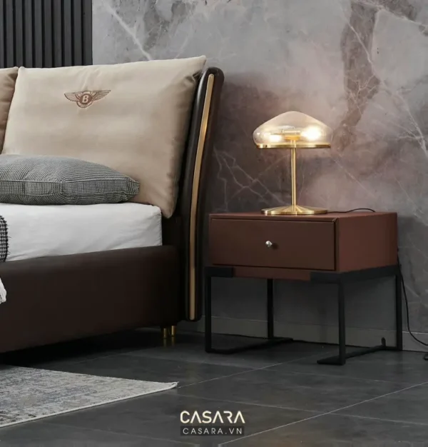 Phòng ngủ sang trọng với giường da và đèn bàn hiện đại.