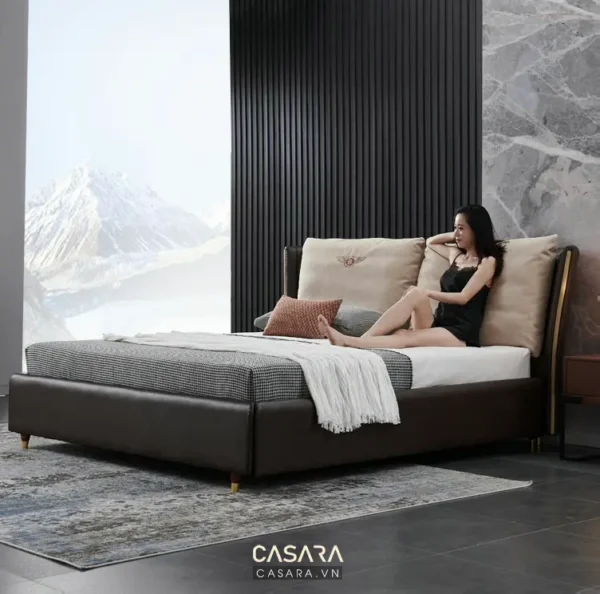 Giường ngủ hiện đại, sang trọng với cô gái thư giãn.