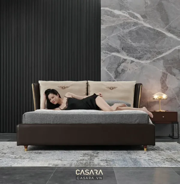 Phòng ngủ sang trọng với giường lớn, tông màu trung tính tinh tế.