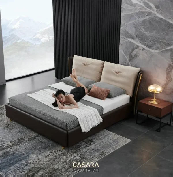 Phòng ngủ hiện đại, sang trọng với giường lớn và cô gái thư giãn.