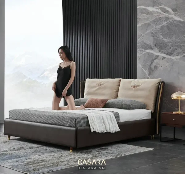 Căn phòng ngủ sang trọng với giường lớn và cô gái duyên dáng.