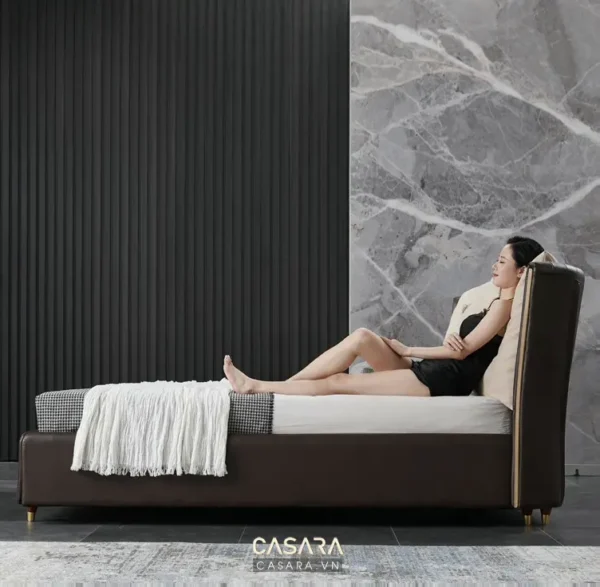 Người phụ nữ thư giãn trên chiếc giường phong cách hiện đại, sang trọng.