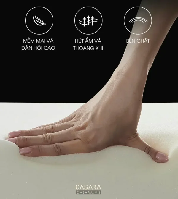 Bàn tay ấn vào bề mặt nệm, thể hiện sự mềm mại và đàn hồi.