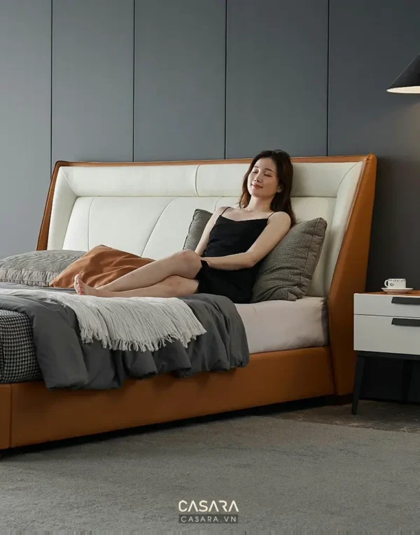 Người phụ nữ thư giãn trên giường ngủ hiện đại, sang trọng.