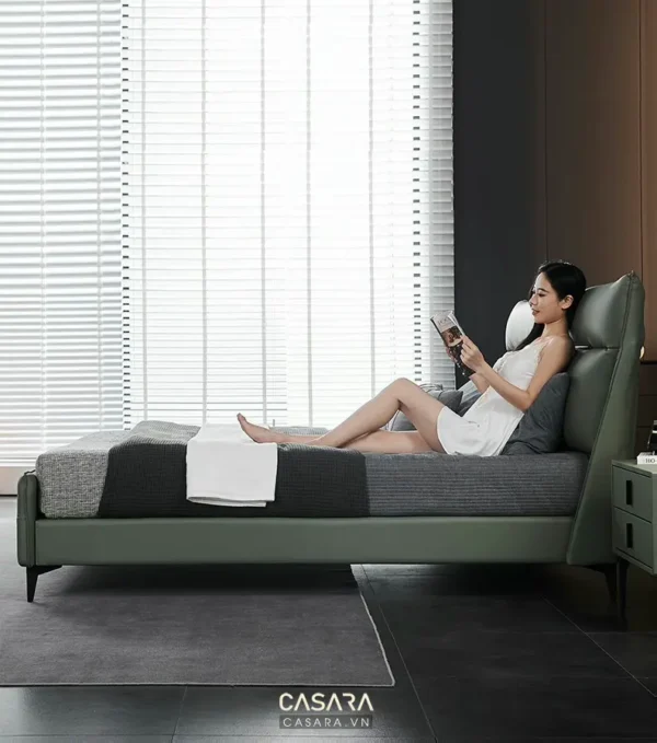 Người phụ nữ thư giãn đọc sách trên giường ngủ hiện đại, sang trọng.