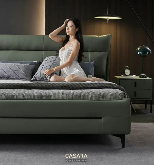 Phòng ngủ sang trọng với giường màu xanh olive và cô gái trẻ.