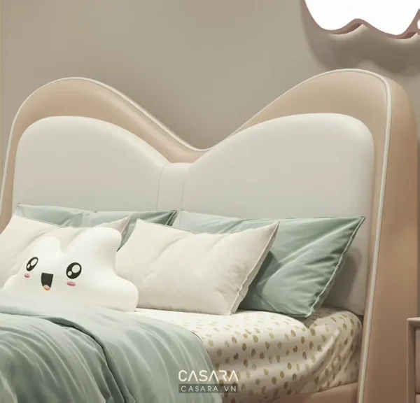 Giường ngủ trẻ em màu be, thiết kế đầu giường hình đám mây đáng yêu.