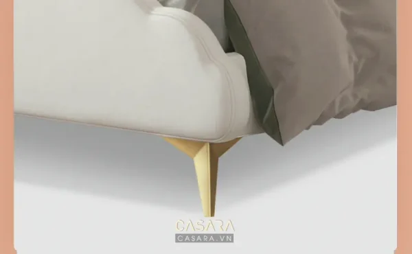 Góc nhìn cận cảnh phần chân và đệm sofa màu trắng tinh tế.