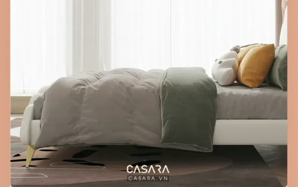 Giường ngủ hiện đại với chăn ga gối màu trung tính, ấm cúng.