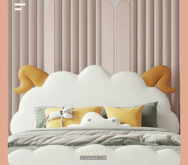 Giường cho bé thiết kế hình đám mây đáng yêu, màu sắc tươi sáng.