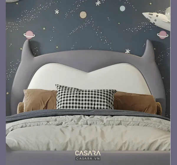 Giường ngủ trẻ em thiết kế hình cá voi, tông màu xanh dương dịu mắt.