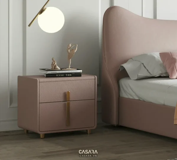 Phòng ngủ hiện đại với giường và tủ đầu giường màu hồng đào sang trọng.