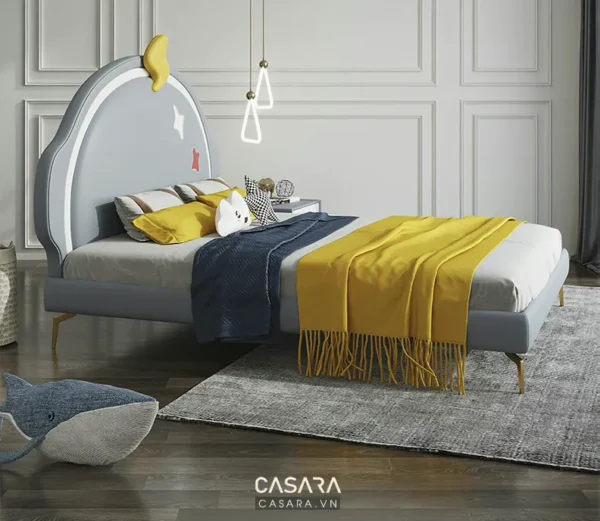 Giường trẻ em màu xám với các chi tiết trang trí màu vàng đáng yêu.