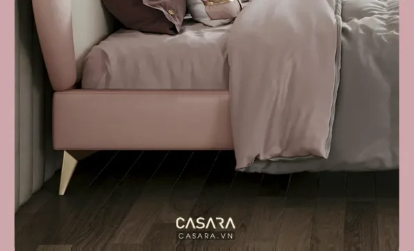 Ghế sofa hồng phấn mềm mại, ấm cúng trong không gian hiện đại.